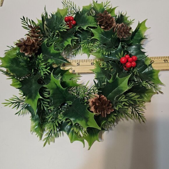Vtg 10" MCM Plastic Christmas Pillar Candle Ring Wreath Holly Berries Pine Cones - Picture 8 of 9